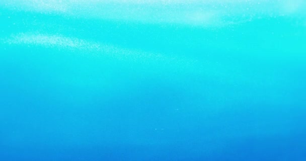 Líquido brillante azul claro girando — Vídeo de stock
