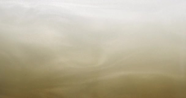 Substance scintillante brun clair qui coule 