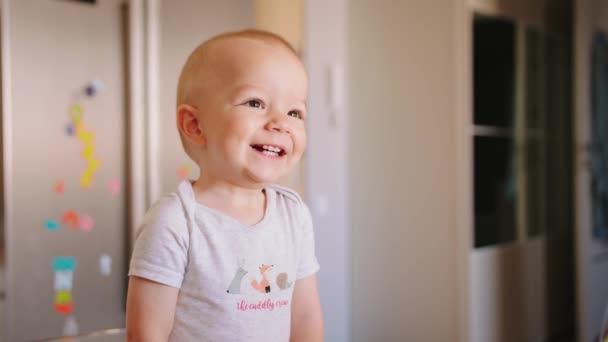 Bebé niño de pie y riendo en el interior — Vídeo de stock