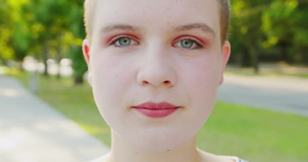 Joven mujer de pelo corto sonriendo al aire libre — Vídeos de Stock