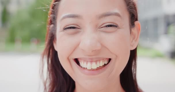 Jovem morena senhora sorrindo ao ar livre — Vídeo de Stock