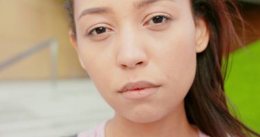 Güzel genç bayan dışarıda poz veriyor