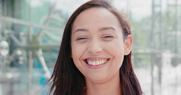 Joven morena dama sonriendo al aire libre — Foto de Stock