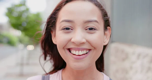 Joven morena dama sonriendo al aire libre — Foto de Stock