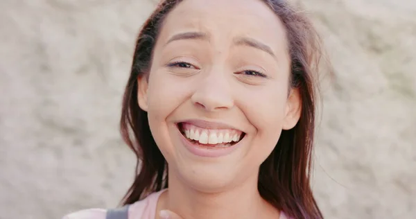 Jovem morena senhora sorrindo ao ar livre — Fotografia de Stock