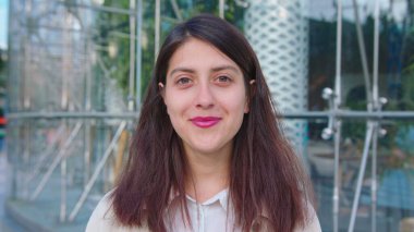 Genç Bayan Açık Havada Gülümsüyor. Duygu