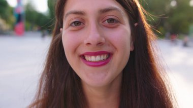 Genç Bayan Açık Havada Gülümsüyor. Duygu