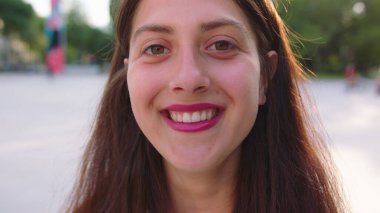 Genç Bayan Açık Havada Gülümsüyor. Duygu