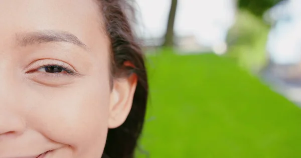 Asiática ladys ojo parpadeando al aire libre —  Fotos de Stock