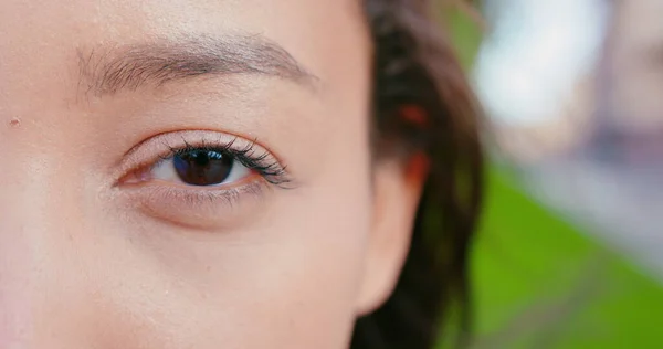 Asiatiska damer blinkar utomhus — Stockfoto