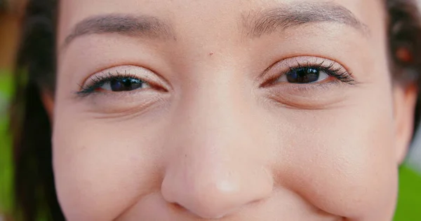 Asiática ladys ojos parpadeando al aire libre — Foto de Stock