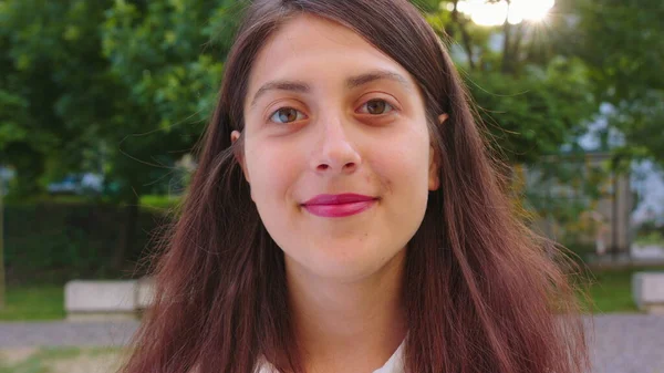 Jovem senhora sorrindo ao ar livre. Emoção — Fotografia de Stock