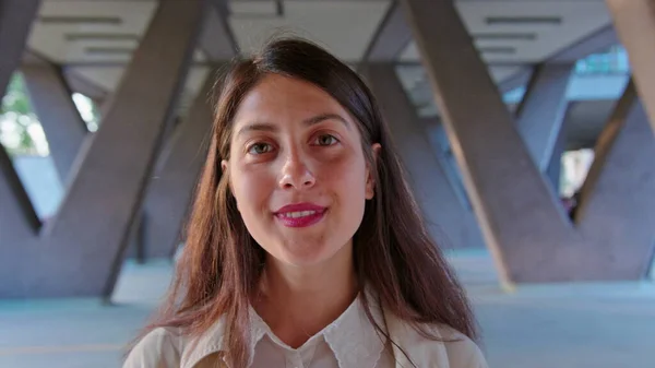 Jovencita sonriendo al aire libre. Emoción — Foto de Stock