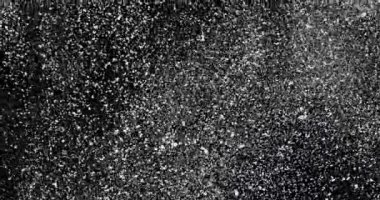 Geceleri kar taneleri düşüyor.