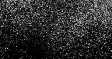 Gökyüzünden hızla düşen kar taneleri