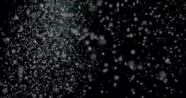 Siyah arkaplanda düşen kar taneleri