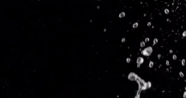 Jeter de l'eau sur un fond noir .