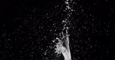 Siyah Arkaplanda Kaynak Suyu.