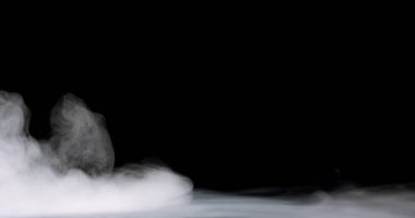 Duman çerçevenin altında yuvarlanıyor.