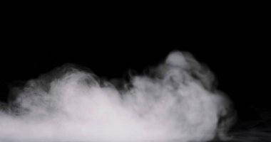 Siyah bir arkaplan üzerinde yuvarlanan duman bulutu.