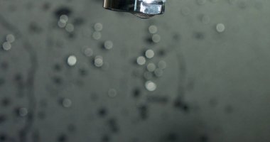 Musluktan bir damla su damlıyor.