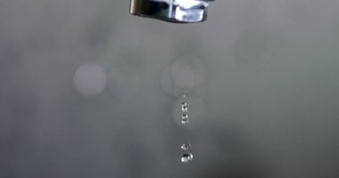 Musluktan bir damla su damlıyor.