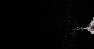 Çerçevenin sağ tarafından su fışkırıyor..