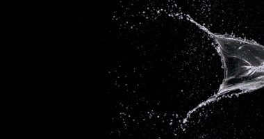 Siyah arkaplanın sağ tarafından su fışkırıyor..