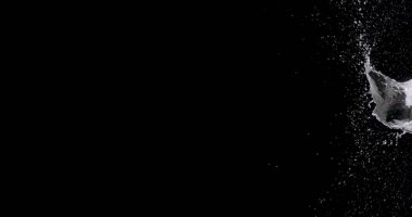 Siyah arkaplanın sağ tarafından su fışkırıyor..