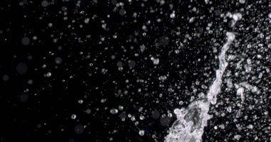 Siyah arka planda su patlaması.