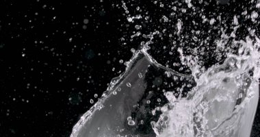 Siyah bir arkaplanda su sıçrıyor..