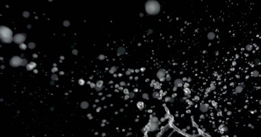 Su çerçevenin kenarına sıçrıyor..