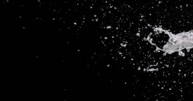 Çerçevenin sağ tarafından fışkıran su fışkırıyor..