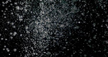 İzole edilmiş siyah bir arka planda farklı yönlerden esen güçlü kar fırtınası