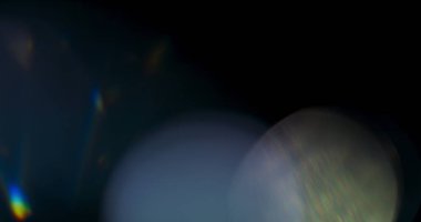 Mavi Işık Prism Gökkuşağı Işığı Siyah Arkaplan 'a Çakar