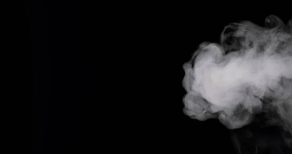 Yoğun Duman Bulutu Siyah Bir Arkaplana Doğru Akıyor — Stok fotoğraf