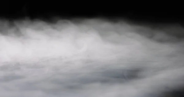 Βαριά Πυκνή Ομίχλη Γεμίζοντας Ένα Μαύρο Φόντο — Φωτογραφία Αρχείου