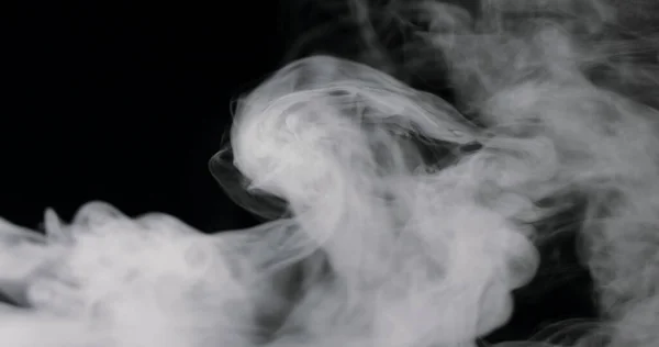 Fumée Visqueuse Roulant Long Bas Cadre Sur Fond Noir — Photo