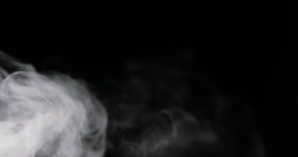 在黑烟的映衬下旋转的白云 — 图库照片