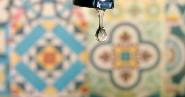 Droppe Vatten Droppar Från Kranen — Stockfoto