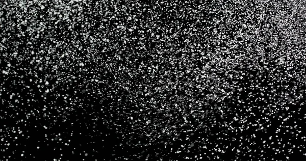 孤立した黒を背景に空から降ってくる白い雪片 — ストック写真