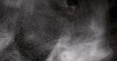 Siyah arkaplanda izole edilmiş toz