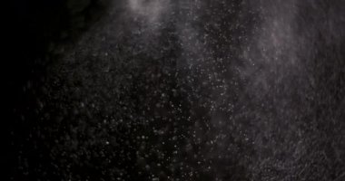 Siyah arkaplanda izole edilmiş toz