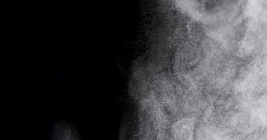 Siyah arkaplanda izole edilmiş toz