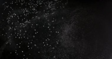 Siyah arkaplanda izole edilmiş toz