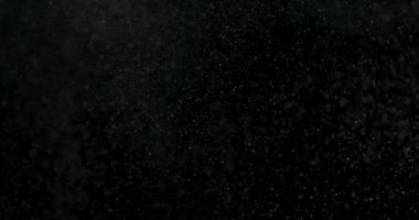 Siyah arkaplanda izole edilmiş toz