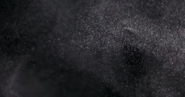 Siyah arkaplanda izole edilmiş toz