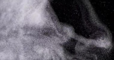 Siyah arkaplanda izole edilmiş toz