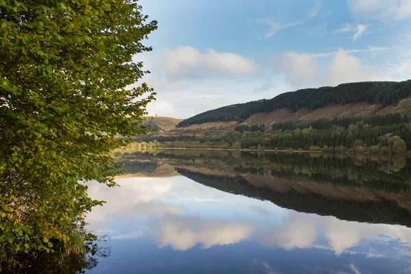 Rano Dolina Refleksje Pontsticill Zbiornik Brecon Beacons Południowa Walia — Zdjęcie stockowe