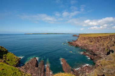 Yaz sayısı boyunca South Wales, İngiltere'de Pembrokeshire sahil yolunda